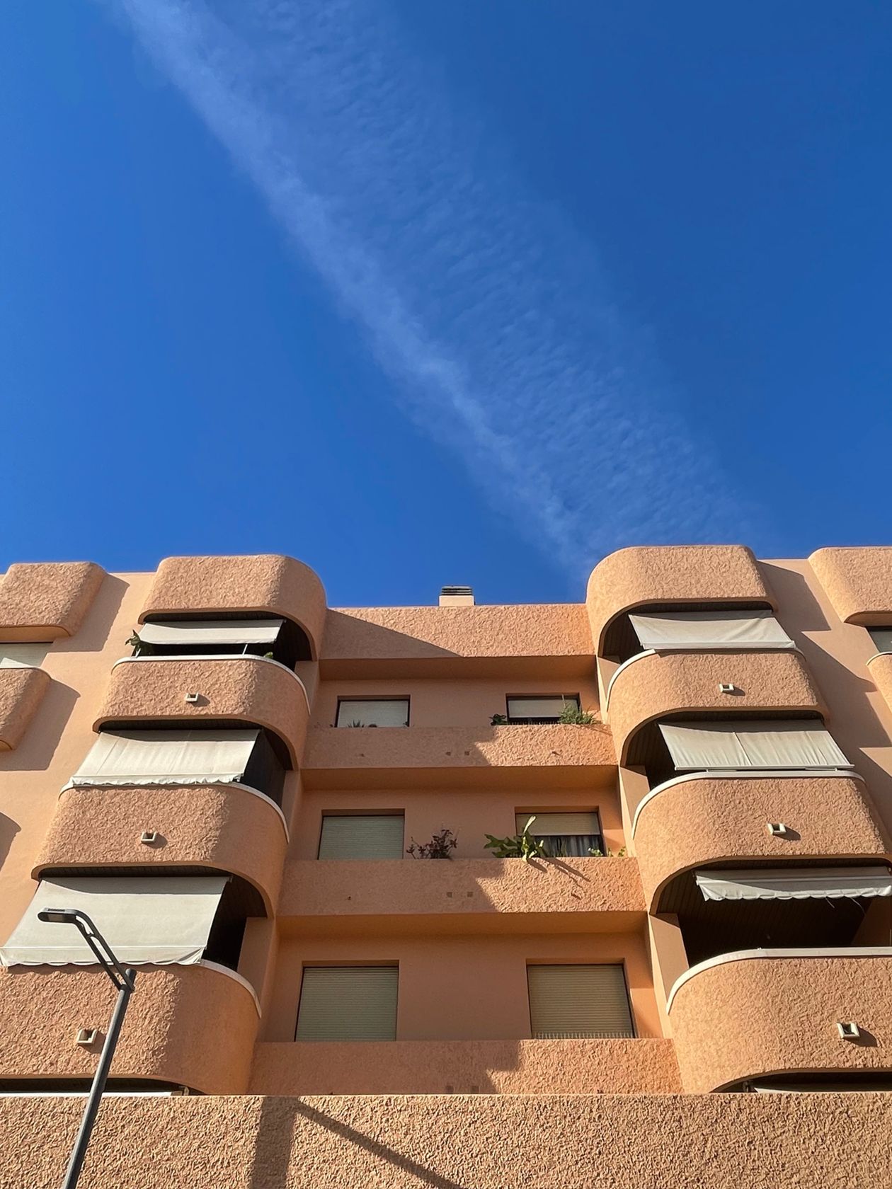 オレンジ色の集合住宅