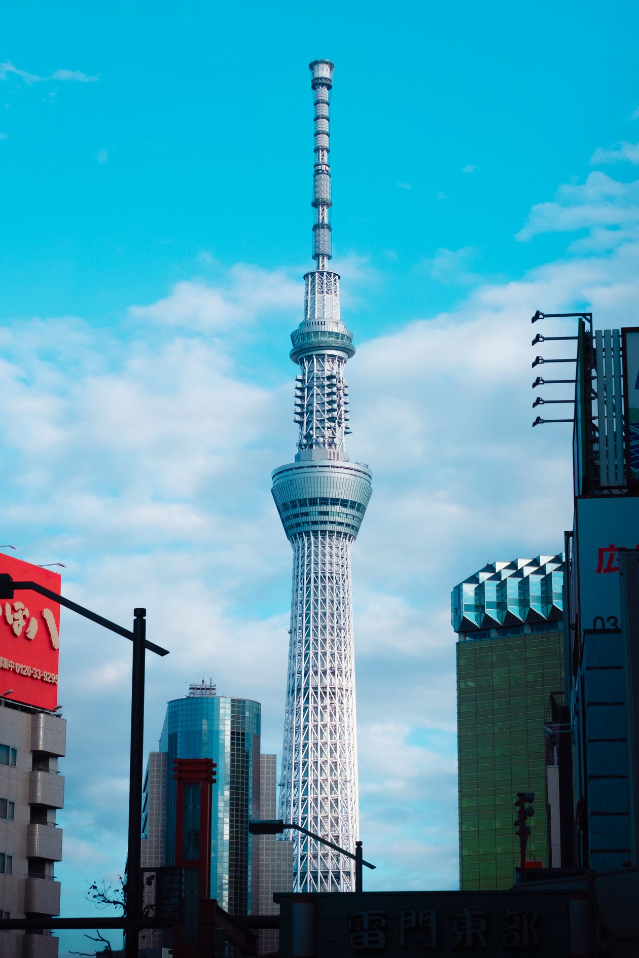都市の街並みとタワー