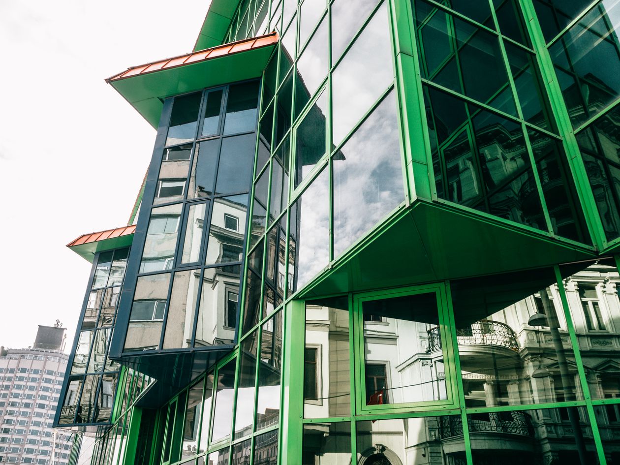 ガラスのバルコニーのある建物
